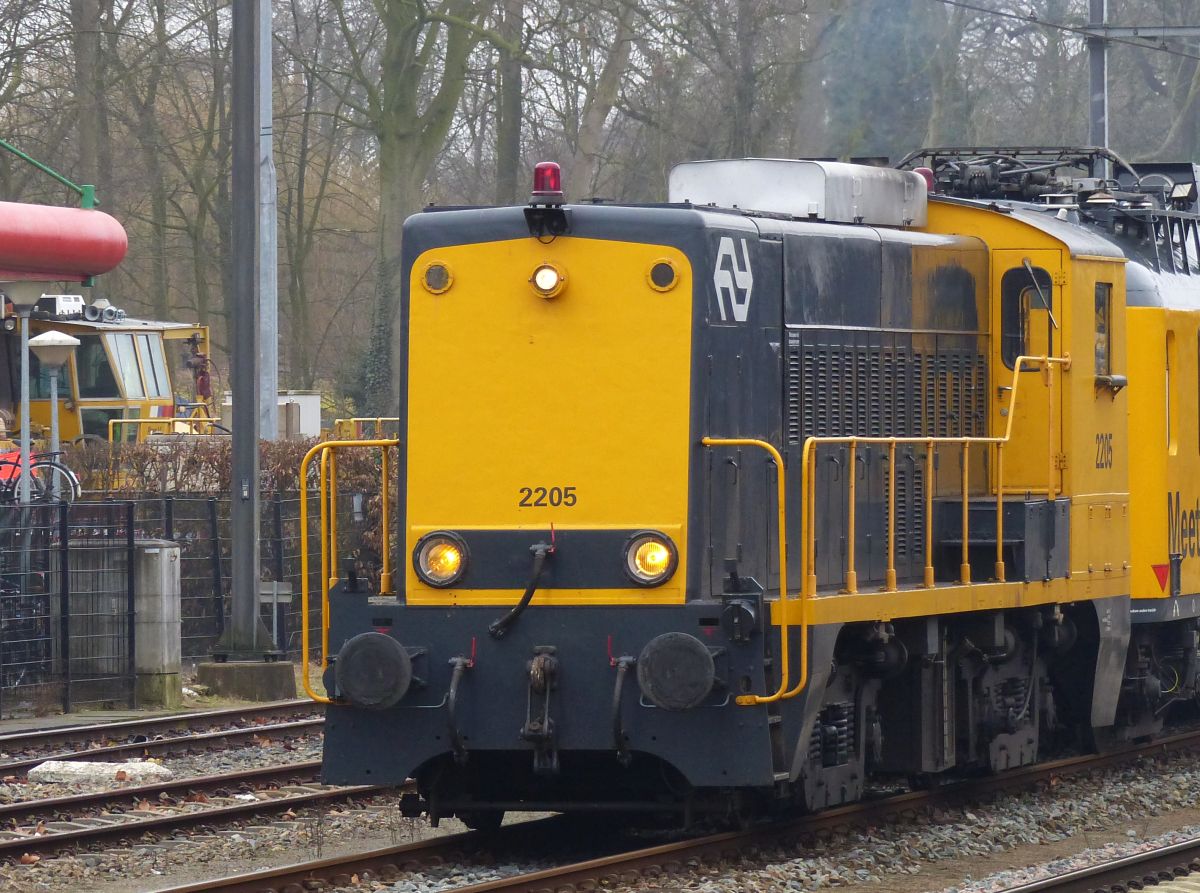 SHD (Stichting Historisch Dieselmaterieel) Diesellok 2205 mit CTO Messwagen Dordrecht 16-02-2017.

SHD (Stichting Historisch Dieselmaterieel) dieselloc 2205 met CTO meetrijtuig Dordrecht 16-02-2017.
