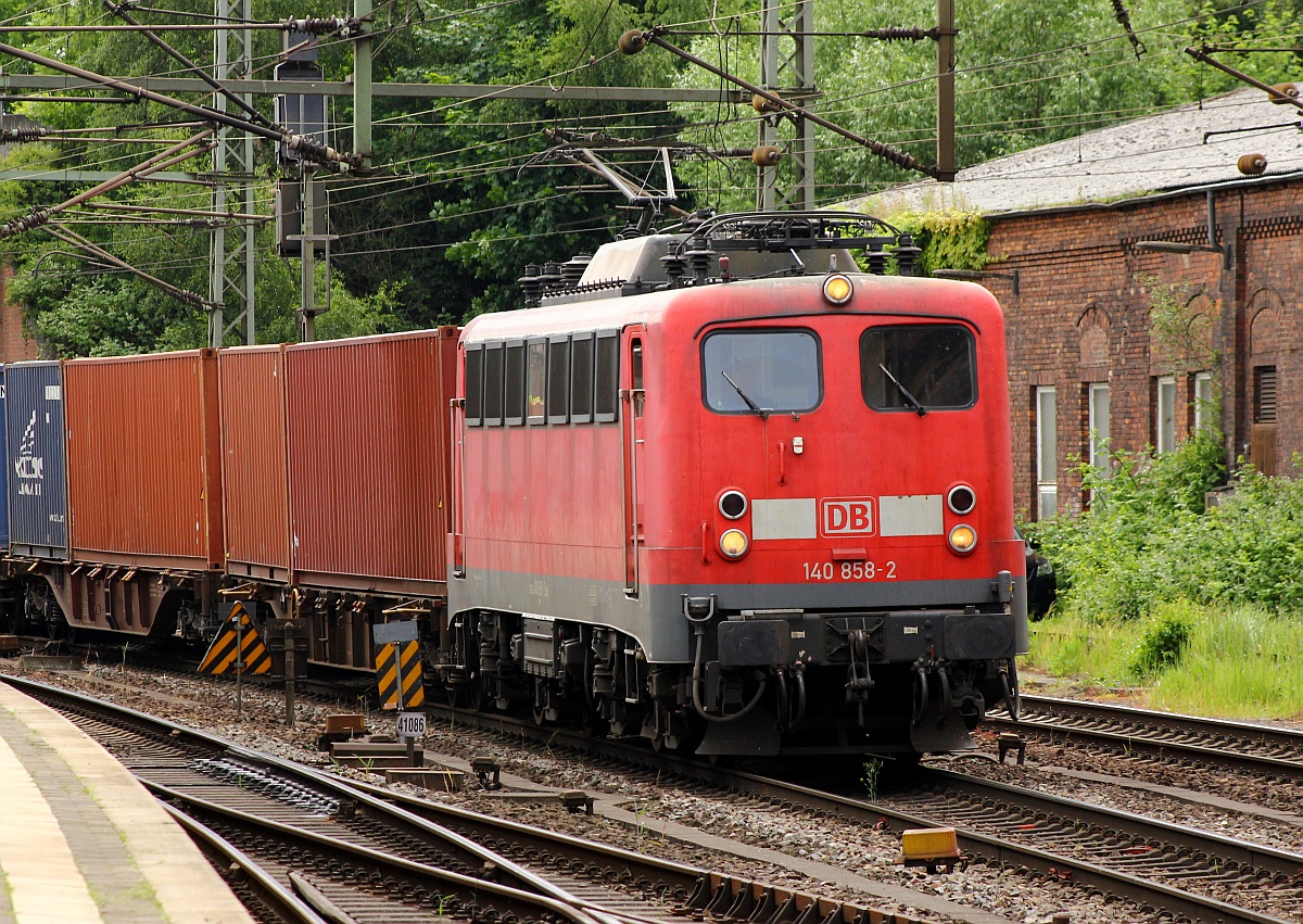 Sie fuhr uns mehrere Male vor die Linse die 140 858-2 der DB, Grund genug daher immer drauf zu halten da es ja nicht mehr sehr viele dieser Spezies gibt. HH-Harburg 16.06.2015