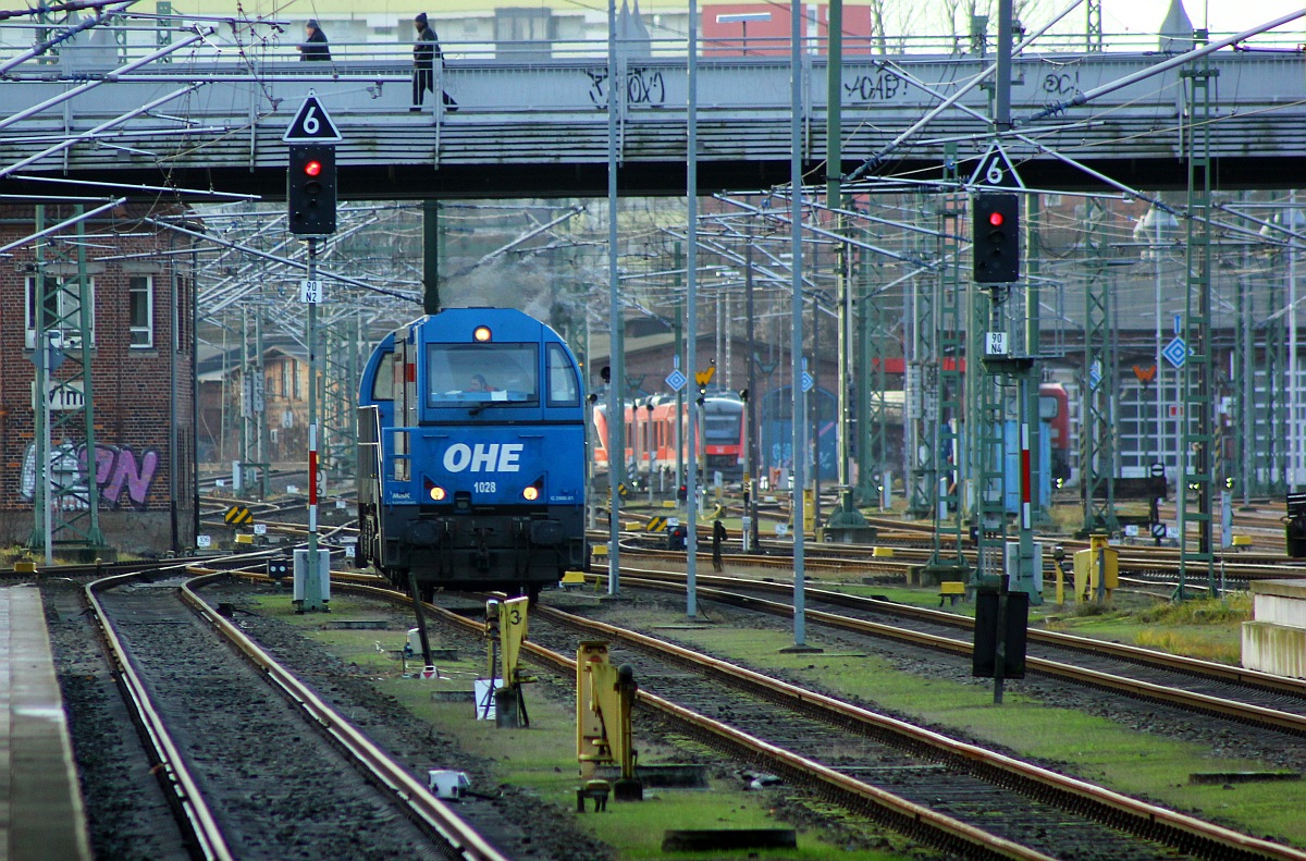 Sie kam zum tanken und übernahm dann einen Holzzug der im Lübecker Gbf stand, OHE 1028/1273 001-8 aufgenommen im Vorfeld des Lübecker Hbf. 12.12.2015