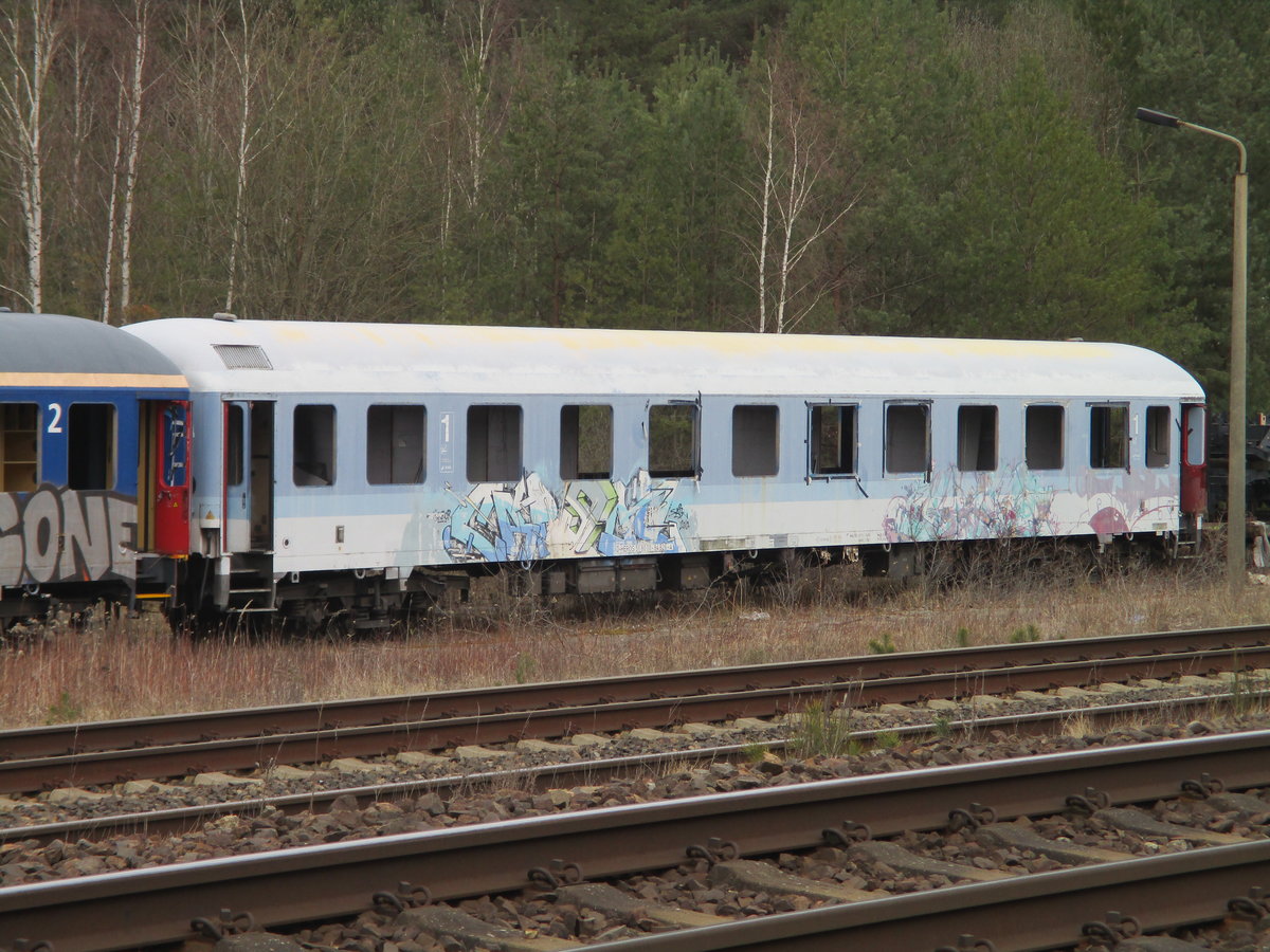 Sie sind noch mit Glück zufinden die ehemaligen InterRegiowagen in ihrer typischen Lackierung.Solch ein Exemplar konnte ich,am 20.März 2021,im bahnwerk Neustrelitz fotografieren.