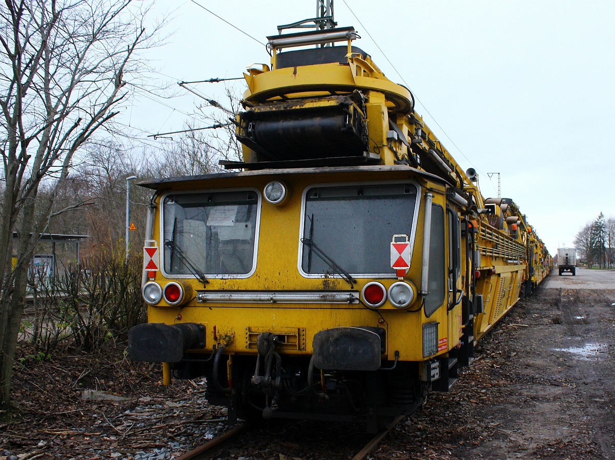 Sie ist so gro das man sie nur schwer ganz oder irgendwie angedeutet auf's Bild bekommt, die Planumsverbesserungsmaschine P&T RPM-RS 900 der Firma Schweerbau(97 19 35 502 18-9, EBA06K08A 002, Bj 2009, MaschinenNr.5070, Ges.gew. 658.000kg, LP 160,04m) ein wahres Baumonster. Jbek 06.12.2015