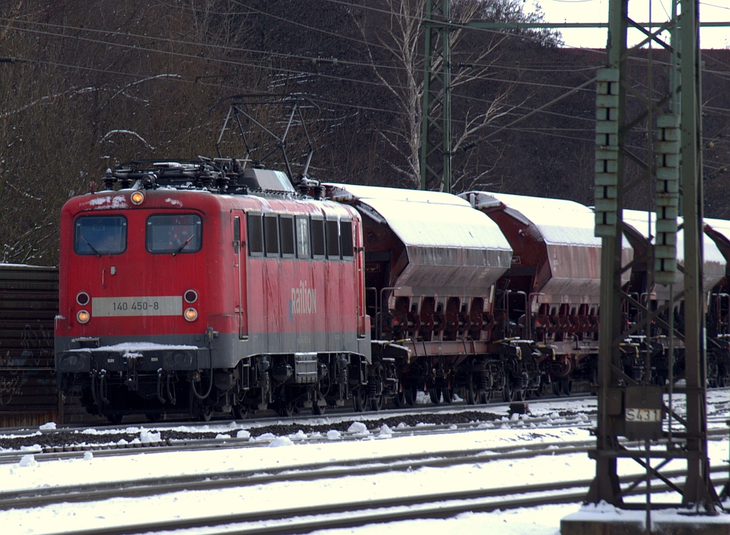 Sie war die einzige ihrer BR mit dem weißen Balken und eine der wenigen mit dem Railion Schriftzug und doch ist sie schon lange nicht existent, 140 450-8 konnte am 06.03.2010 bei der Durchfahrt in HH-Harburg fotografiert werden.(üaV aus dem Archiv)