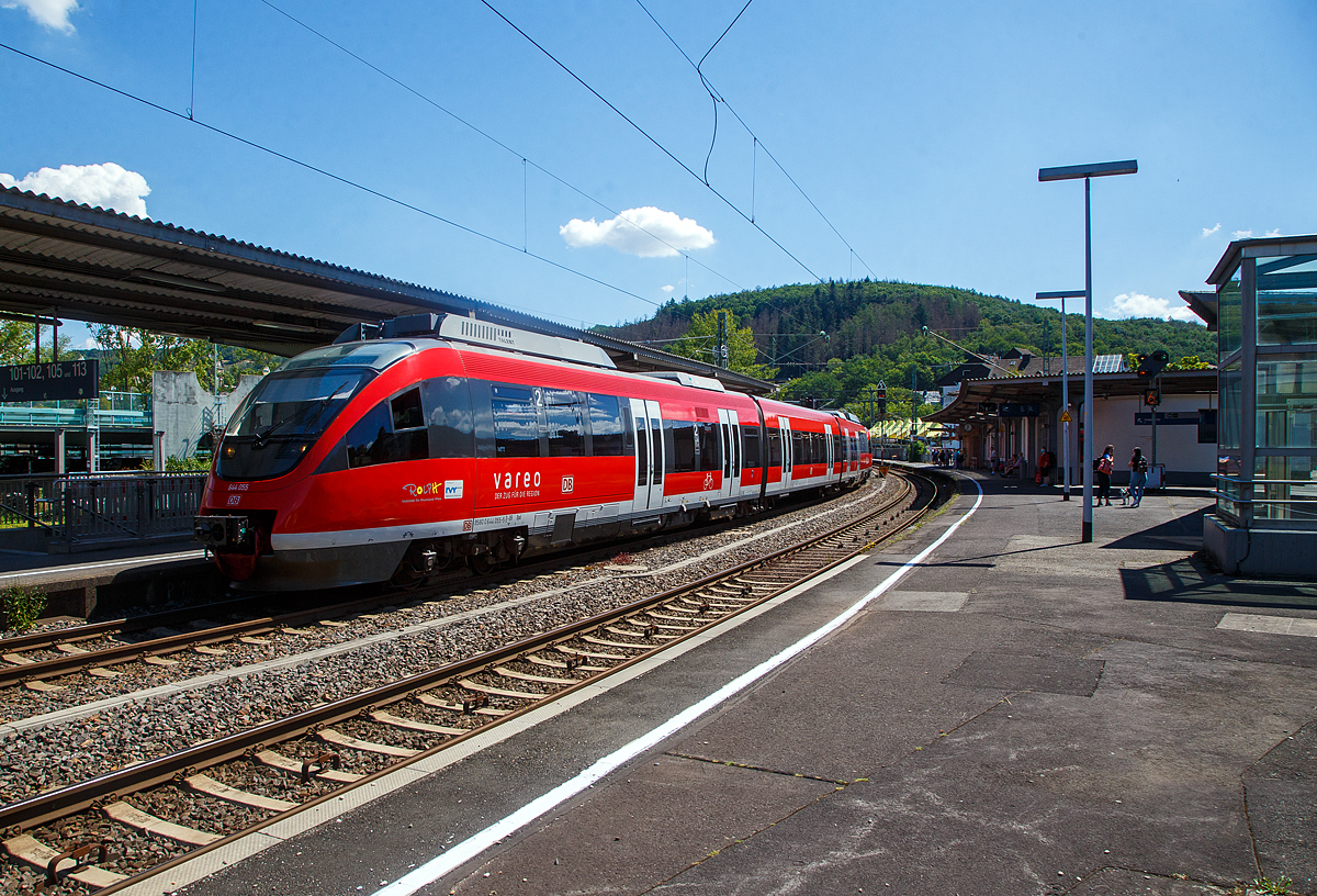 Siegtal pur 2022: Zwei gekuppelte diesel-elektrische Bombardier Talent (644 055 / 644 555 und 644 046 / 644 546) der DB Regio NRW (VAREO), erreichen am 03.07.2022 als Sonderzug RE 9 (Siegen – Siegburg/Bonn) den Bahnhof Betzdorf (Sieg).

Am 3. Juli hieß es zum 25. Mal „Siegtal pur 2022“ und somit „Bahn frei“ für Radfahrer und Inline-Skater, Jogger, Wanderer u. a. Die etwa 100 Kilometer lange Strecke in Siegtal, entlang der Sieg zwischen Siegburg und Siegen, blieb an dem Sonntag Autofrei.

Wie in jedem Jahr unterstützte die Deutsche Bahn den Event mit Sonderzügen. Die planmäßigen Zugverbindungen von Regionalexpress, Regionalbahn und S-Bahn im Siegtal wurden am Sonntag durch den Einsatz von Sonderzügen aufgestockt. Zwölf zusätzliche Pendelfahrten zwischen Köln bzw. Siegburg und Siegen standen für die schnelle Beförderung der Radler zur Verfügung.
