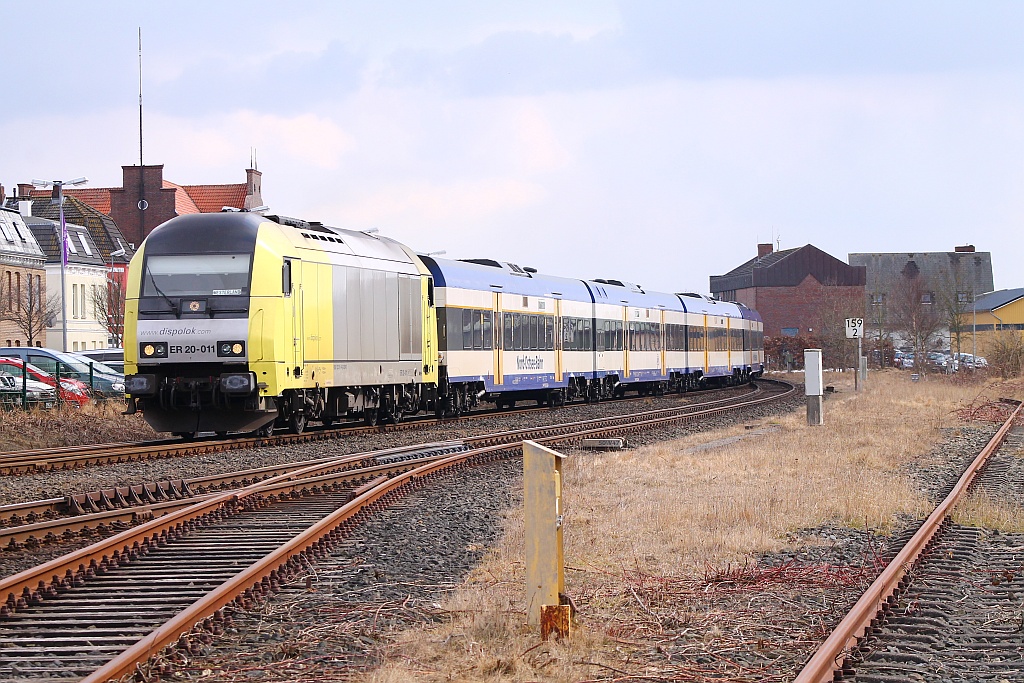 SiemensDispo/NOB 223 011-8/ER 20-011 verlässt hier mit der NOB nach Westerland die Stadt Husum. Husum-Nord 31.03.2013