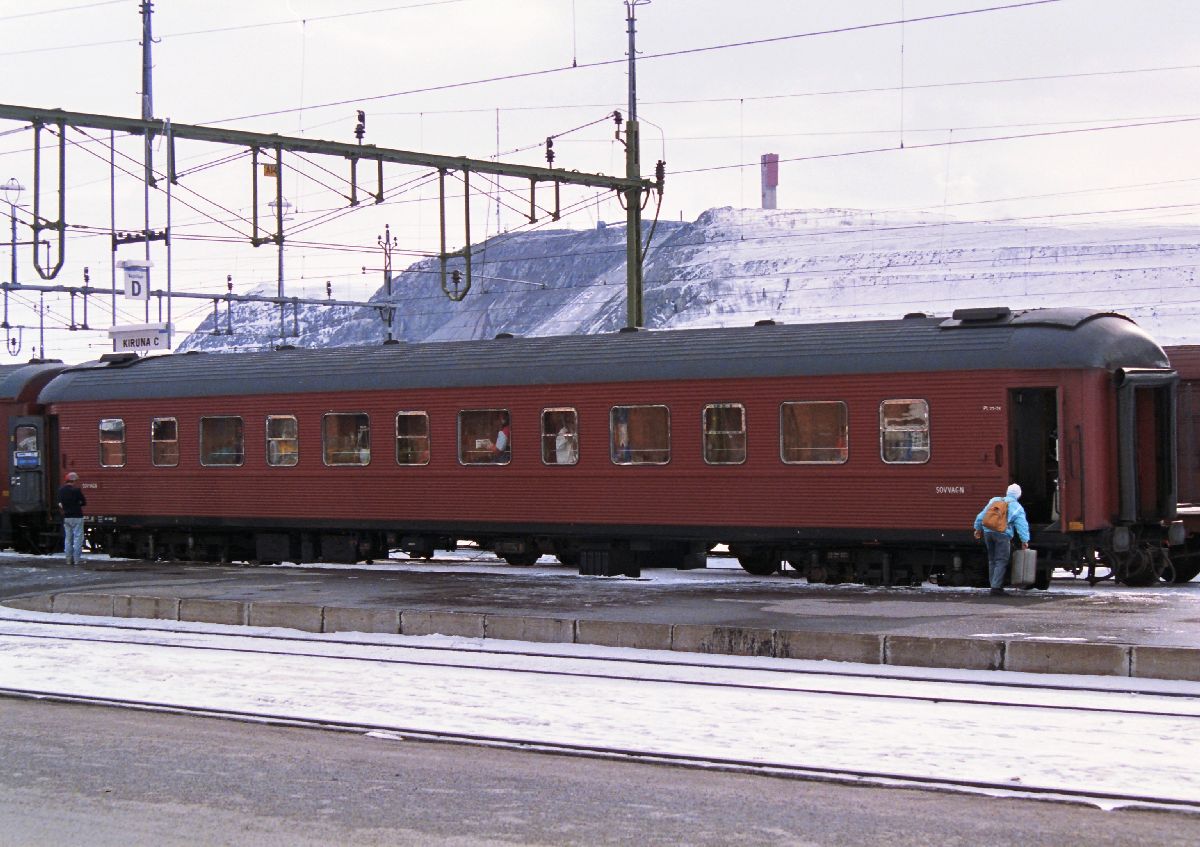 SJ Schlafwagen Kiruna C., Schweden 21-04-1993. Scan und Bild: Hans van der Sluis

SJ slaapwagen Kiruna C., Zweden 21-04-1993. Scan en foto: Hans van der Sluis