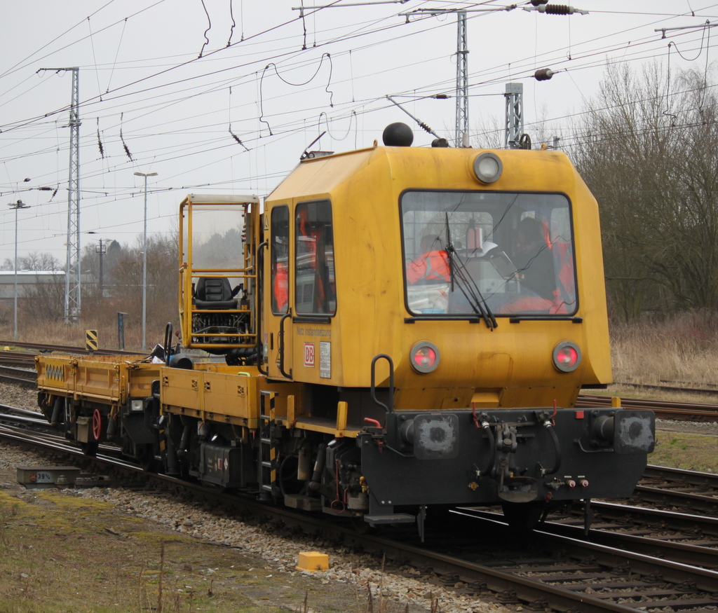 SKL-Kleinwagen als berfhrung von Rostock-Bramow nach Rostock Seehafen bei der Ausfahrt im Rostocker Hbf.20.02.2015