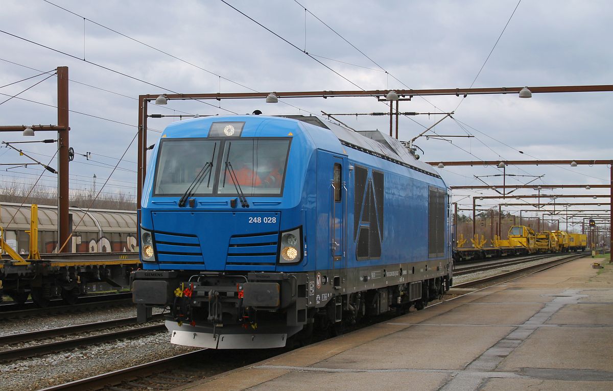 SLG 248 028 hat ihren Bauzug abgestellt und und sucht fluchtartig das Weite, Pattburg 04.04.2023, kein besseres Foto möglich....