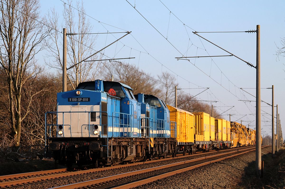 SLG V 100-SP-010 + V 100-SP-007 mit Planumsverbesserungsmaschine RPM-RS 900 auf dem Weg nach DK, hier kurz vor dem ESig von Pattburg/Padborg 05.04.2020