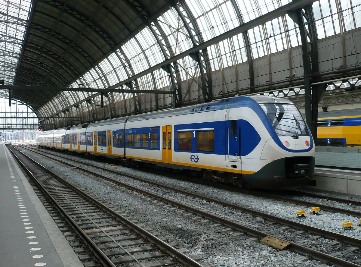 SLT-6 TW 2638 Gleis 11 Amsterdam Centraal Station 12-11-2014.

SLT-6 treinstel 2638 spoor 11 Amsterdam Centraal Station 12-11-2014.