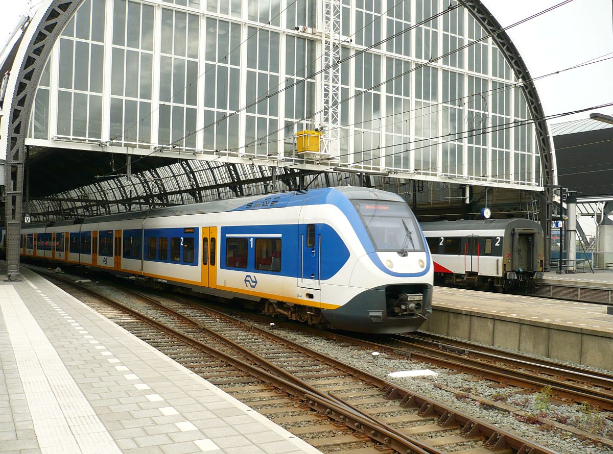 .SLT-6 TW 2644 Amsterdam Centraal Station 06-08-2014.

.SLT-6 treinstel 2644 bij vertrek via spoor 9 Amsterdam centraal station 06-08-2014.