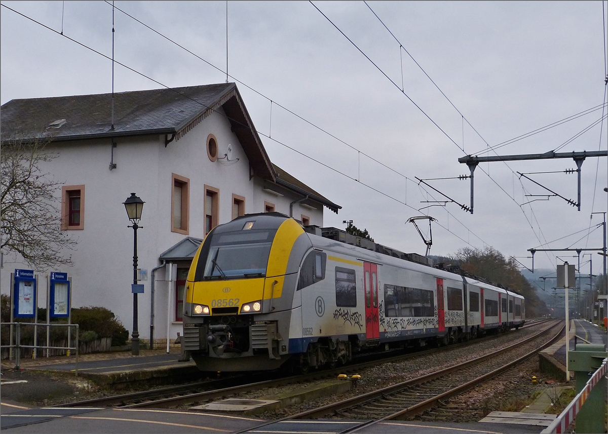 SNCB AM08 562 kommt als IC 115 Luxembourg - Liers aus Richtung Luxemburg im Bahnhof von Wilwerwiltz an und wird nach einem kurzen Halt seine Reise in Richtung Liers fortsetzen. 
Diese Triebzge sollen ab dem Fahrplanwechsel am 15.12.2019 anstelle der lokbespannten IC Zge auf der Strecke Luxembourg - Liers eingesetzt werden.
Wilwerwiltz am 03.12.2019. 