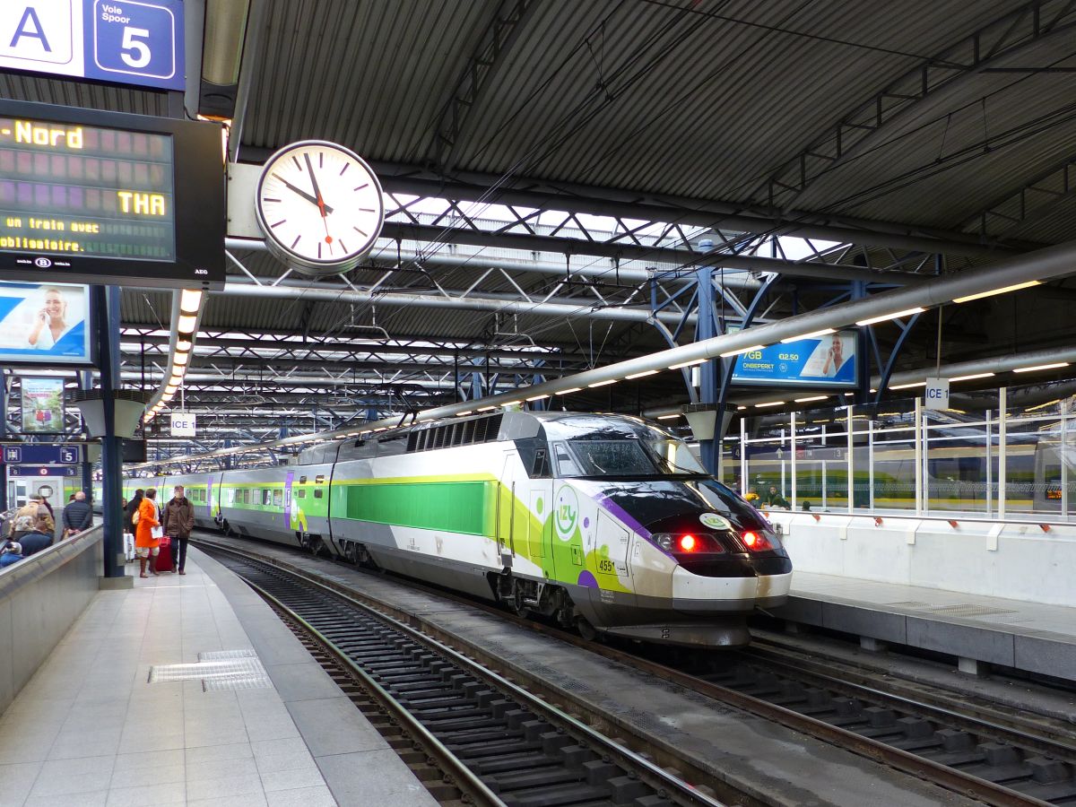 SNCF Thalys Triebzug TGV Réseau SNCF 4551 (IZY). Gleis 4 Brussel-Zuid, Belgien 22-03-2018.

SNCF Thalys treinstel TGV Réseau SNCF 4551 (IZY). Spoor 4 Brussel-Zuid, België 22-03-2018.