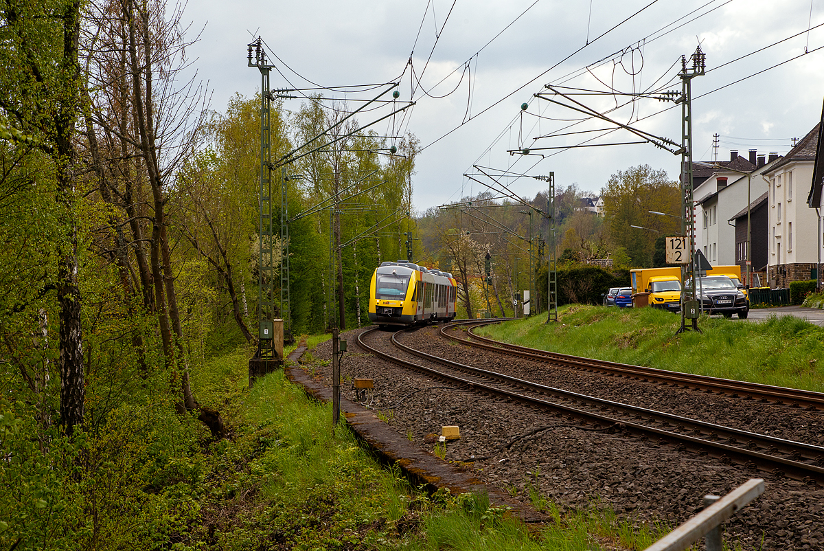 So langsam wird es grün....
Der VT 254 (95 80 0648 154-2 D-HEB / 95 80 0648 654-1 D-HEB), ein Alstom Coradia LINT 41 der HLB (Hessische Landesbahn), fährt am 27.04.2022 als RB 93  Rothaarbahn  (Betzdorf - Siegen - Kreuztal - Bad Berleburg) und erreicht bald den Bahnhof Kirchen (Sieg).
