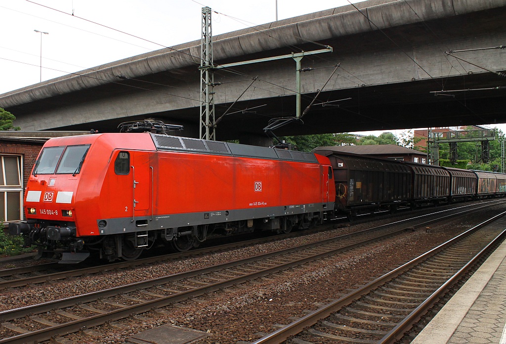 So nach und nach bekommen die 145er wieder ein ansehnliches Aussehen....145 004-8 mit frischer HU(Unt/LDX/15.05.13) rumpelt hier mit einem Gz durch HH-Harburg. 14.07.2013