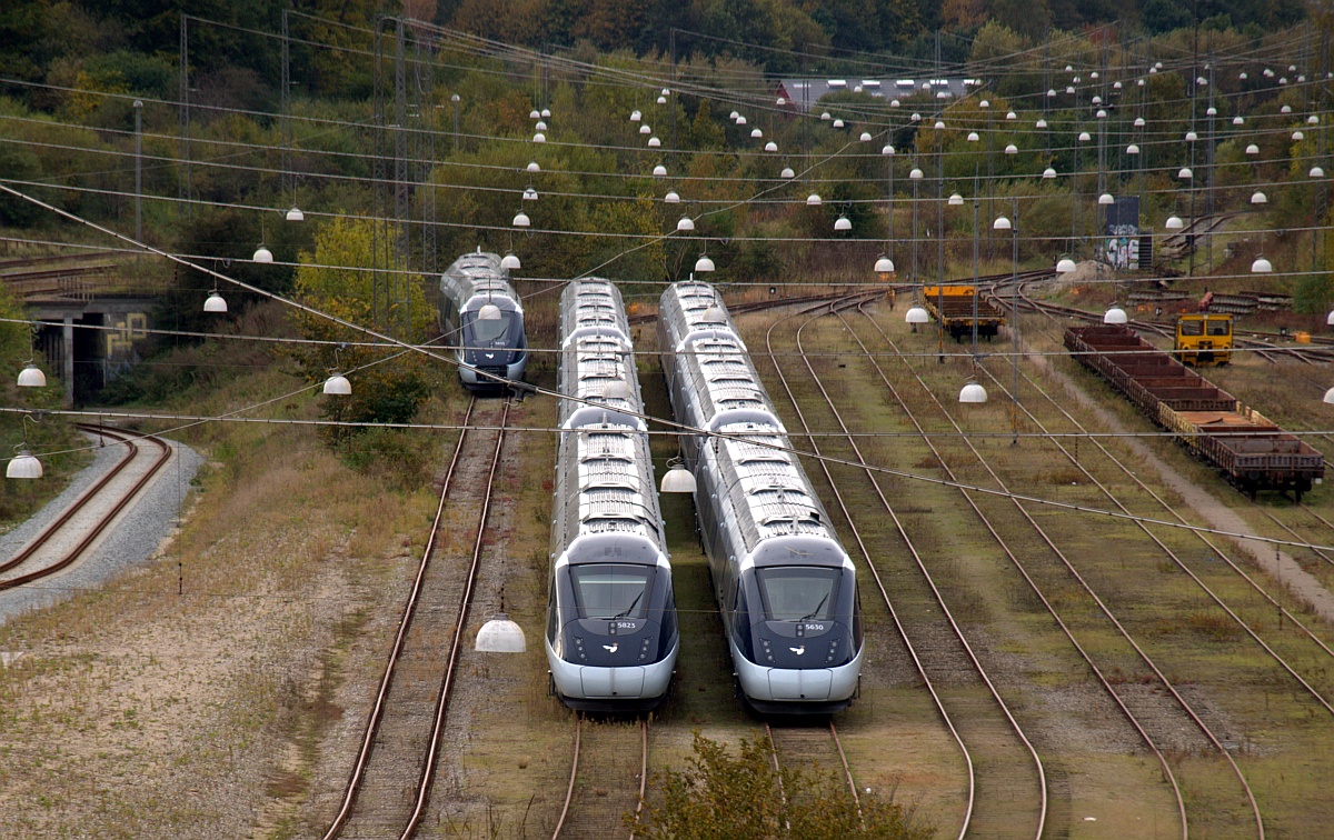 So wie hier standen die ersten aus Italien gelieferten Triebwagen der Baureihe Litra MG/MH gedacht als IC4 lange in Aarhus rum bevor die ersten 14 Stück zugelassen und fahrbereit waren. Noch heute sind weniger als die Hälfte der über 80 gelieferten Triebwagen im Einsatz, der Rest steht irgendwo meistens durch Vandalismus beschädigt in Dänemark(Randers Horsens Taulov usw)rum. Aarhus 15.10.2010(üaVinG)