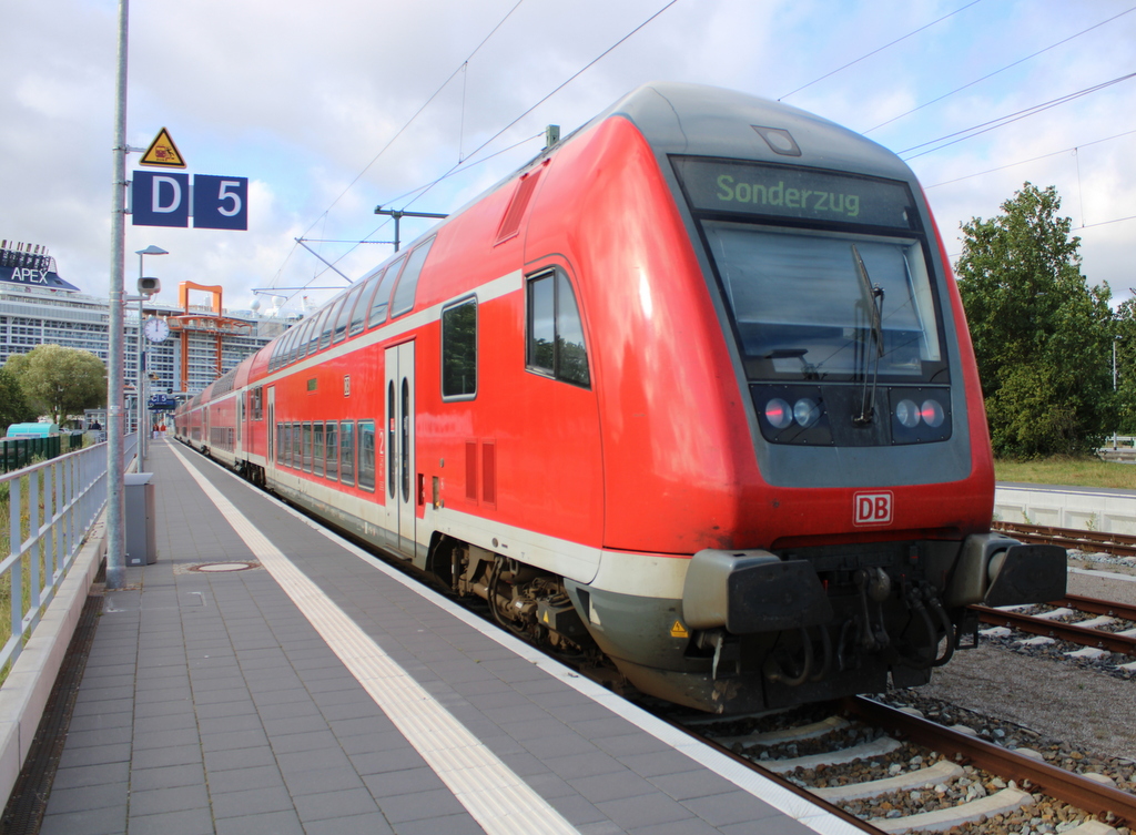 Sonderzug 13290 von Warnemünde nach Berlin Hbf(tief)stand am Morgen des 10.07.2022 in Warnemünde für die Kreuzfahrt-Touris der Celebrity Apex bereit.