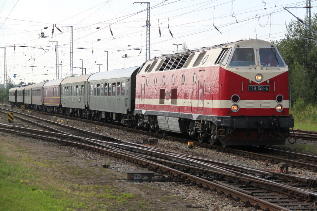 Sonderzug Berlin Macht Dampf von Berlin-Schneweide nach Warnemnde mit  119 158 bei der Einfahrt im Rostocker Hbf.13.08.2016