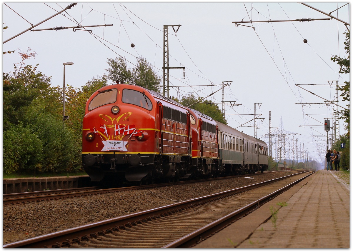 Sonderzug zum 60 jährigen Geburtstag der NOHAB My 1101 im dänischen Odense. AltmarkRail My 1149(1 227 008)und My 1155(1 227 010)ziehen zu diesem Anlass den DPE 25152(Hannover-Flensburg-Odense/DK)der erstaunlicher Weise nur aus drei Wagen bestand, einem Bm234(5680 22-40 016-8 D-HEF) einem WGm(5680 89-80 010-2 D-IGE)und einem Bm238(5680 22-40 165-3 D-HDS)hier durch den Bhf Jübek. Dies ist eine neu bearbeitete Version des Bildes. Jübek 05.09.2014