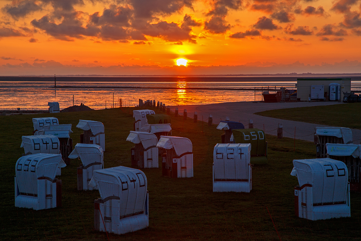 Sonnenuntergang am 30.04.2022 in Norddeich, unter der Sonne kann die ostfriesische Insel Juist erkennen.