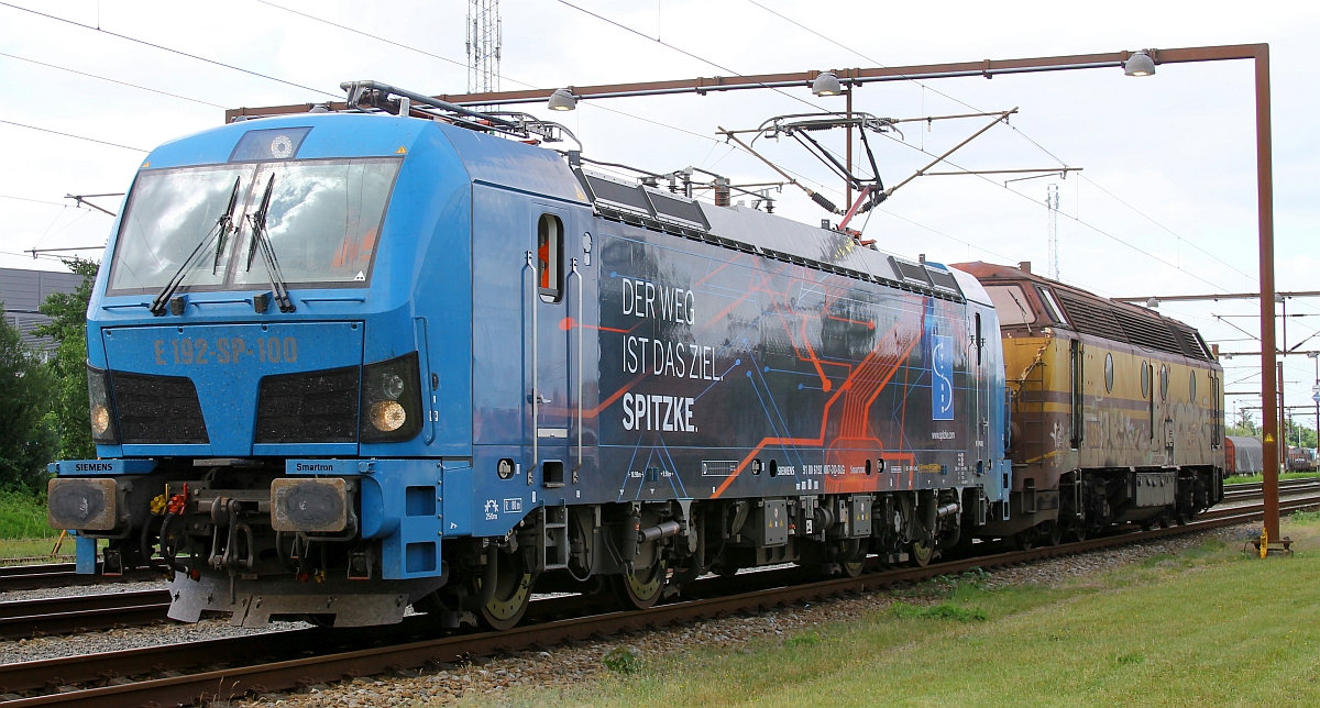 Spittzke 192 SP 100 wird von CFLCD 1831 im Bhf Padborg/DK in den richtigen Strombereich rangiert. 27.07.202 (D.S)