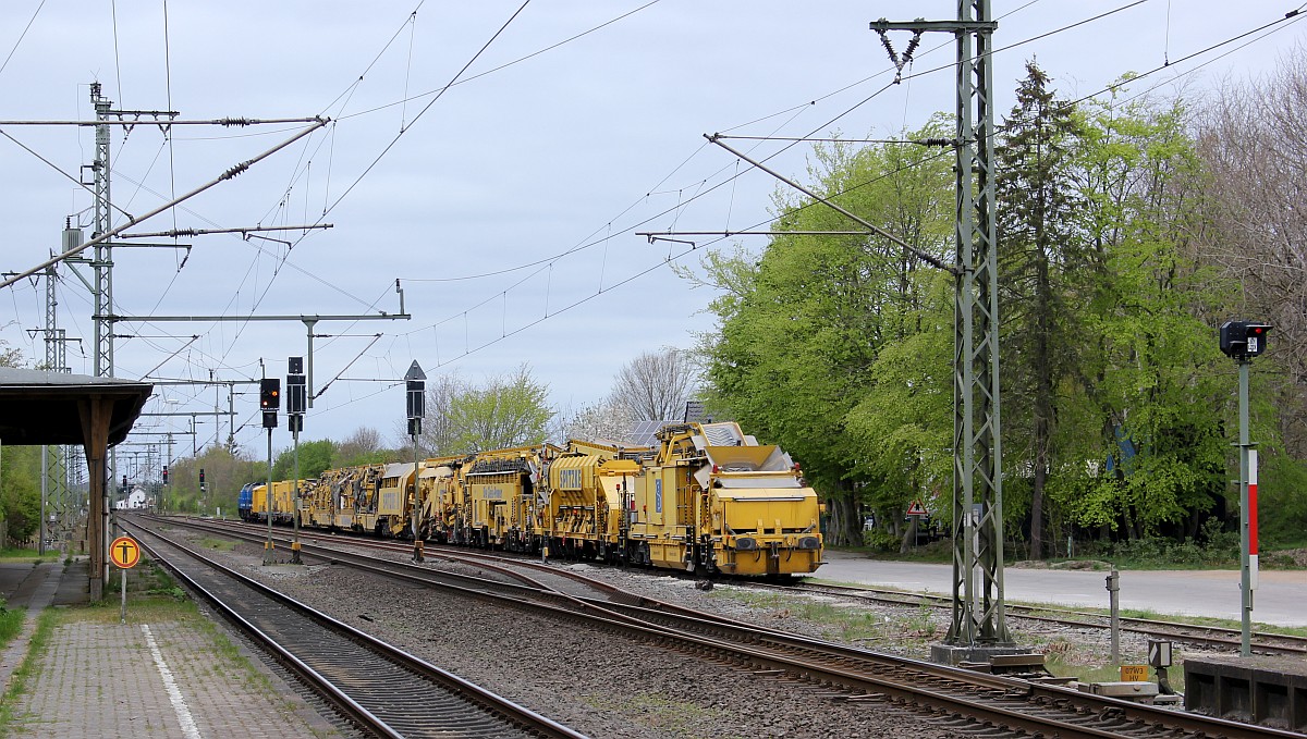 Spitzke Bauzug wartet in Jübek auf  grün ... 26.04.2020