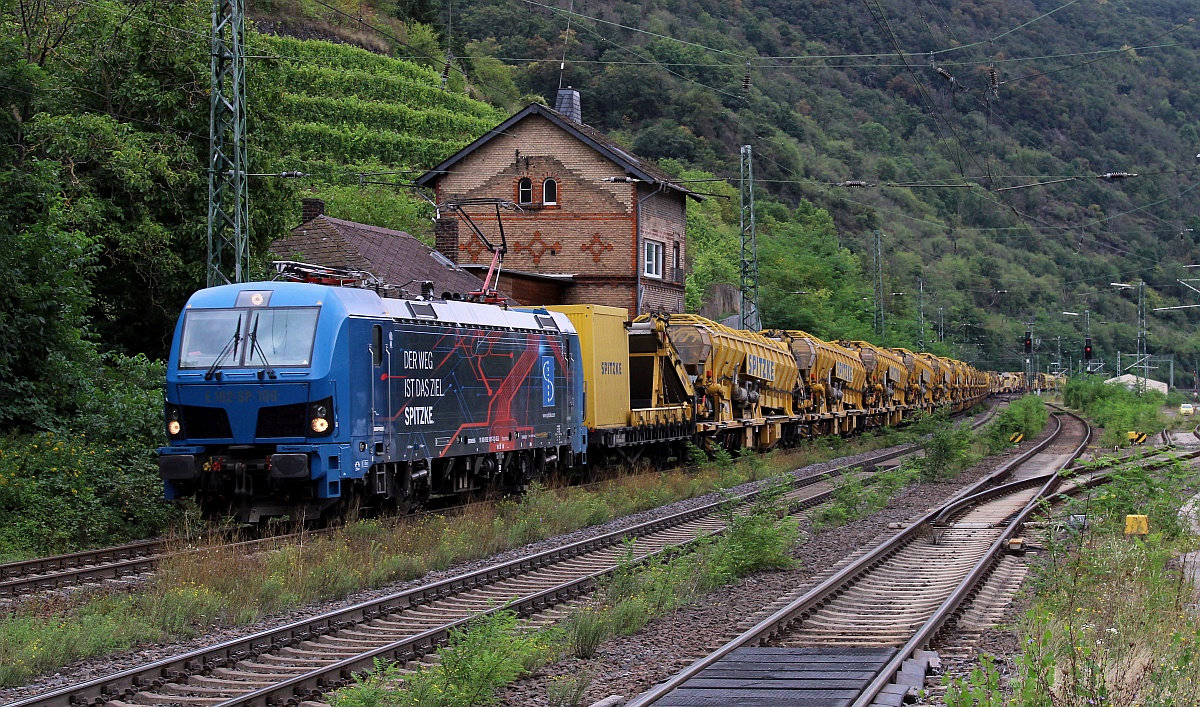 Spitzke E192-SP-100 oder 192 007-3 mit langem Bauzug u.a MFS 100 Gerätewagen und am Ende eine RPM-RS-900. Kaub 16.09.2021