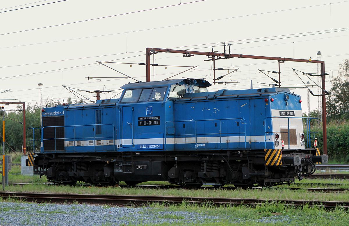 Spitzke Spoorbouw BV V100-SP-005 oder 92 84 2203 005-8 NL-SLG festgehalten im dänischen Pattburg. 31.07.2017