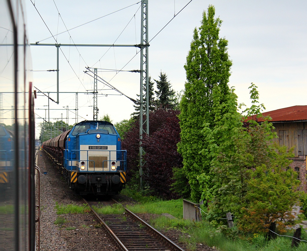 Spitzke V 100-SP-007/203 409-8 steht mit einem Schotterzug in Bereitschaft(Baustelle zwischen Elmshorn und Neumünster). 17.05.12