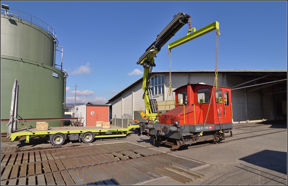Spitzmaus auf Reisen. 

Schienentraktor Tm I Nr. 477 auf verlässt sein vorübergehendes Zuhause in Frauenfeld, um in Sargans ein neues Einsatzfeld zu finden. Um den Erhalt kümmert sich IG Schiene Schweiz. Februar 2014.