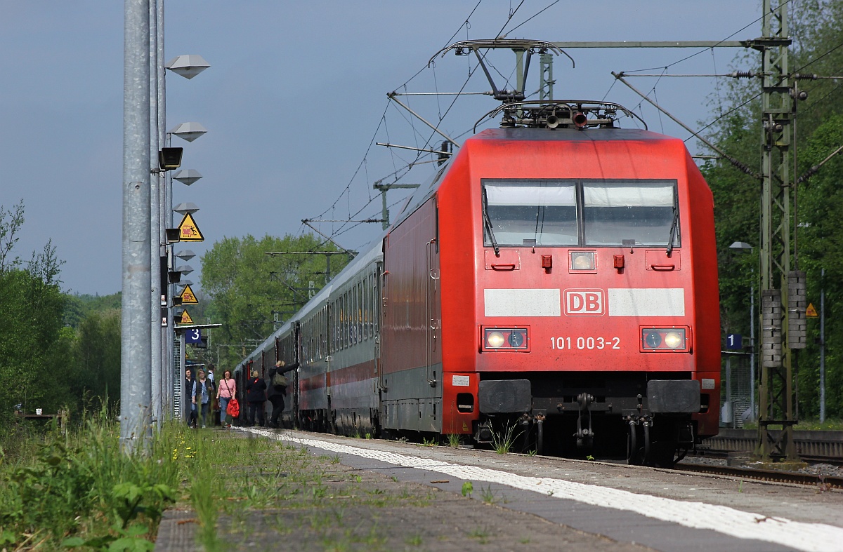 Spot an...DB 6101 003-2 mit dem IC 1981  Flensburger Förde  nach München festgehalten beim Halt in Schleswig. 19.05.2017