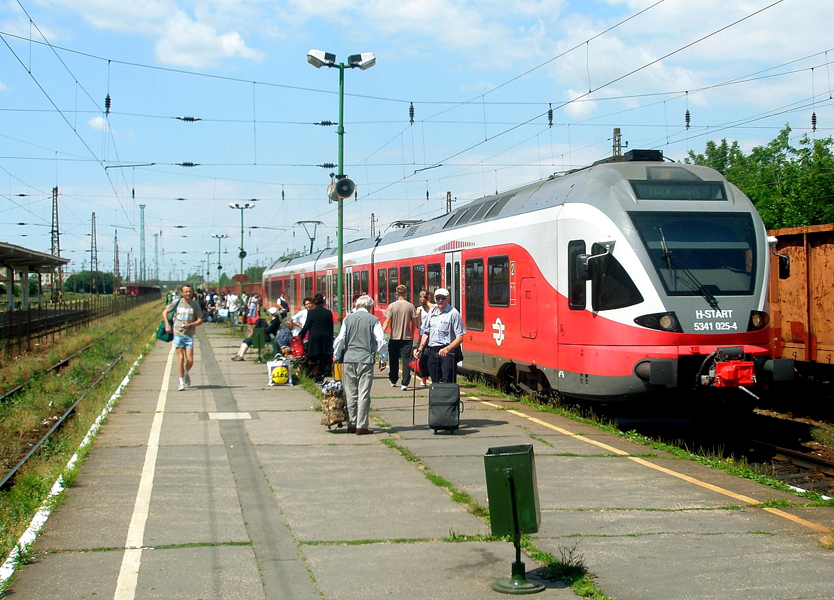 Stadler Flirt in Ungarn: 5341 025-4 von Budapest nach Eger am 13.06.2011 in F�zesabony