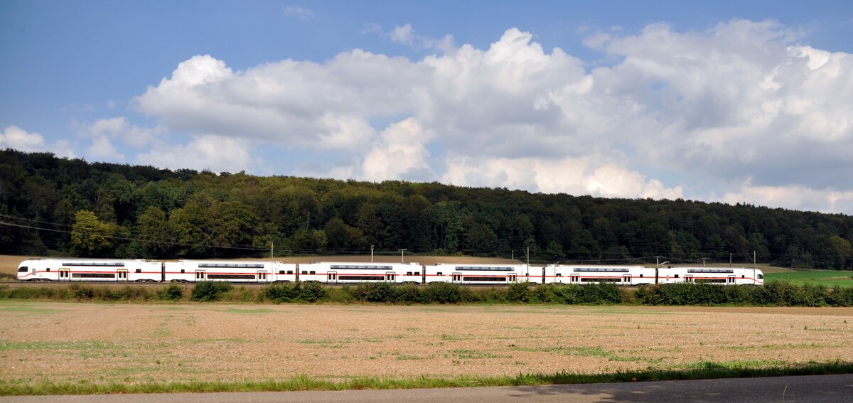 Stadler Kiss 6-teilig 4010 102 (93 85 4010 102) mit Namen  Naturpark Sch�nbuch  bei Urspring am 10.09.2023.