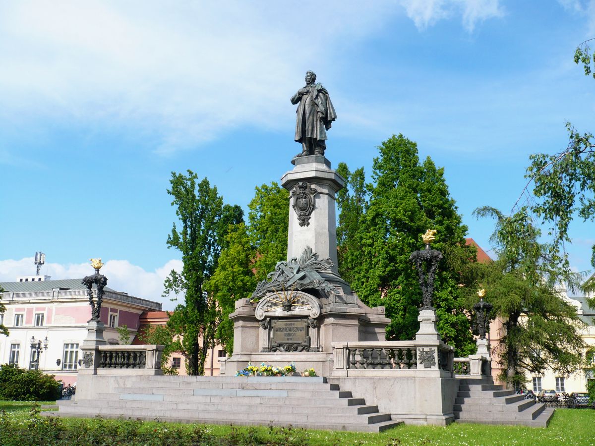 Standbeeld Adam Mickiewicz. Krakowskie Przedmieście, Warschau, Polen 18-05-2014.

Standbild Adam Mickiewicz. Krakowskie Przedmieście, Warschau, Polen 18-05-2014.