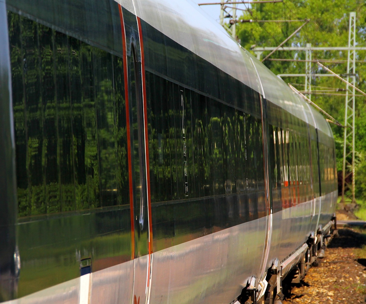 Steht dem viel gescholtenen ICE-(T)D wesentlich besser zu Gesicht die neue Folie in den DSB Farben...Schleswig 20.05.2014