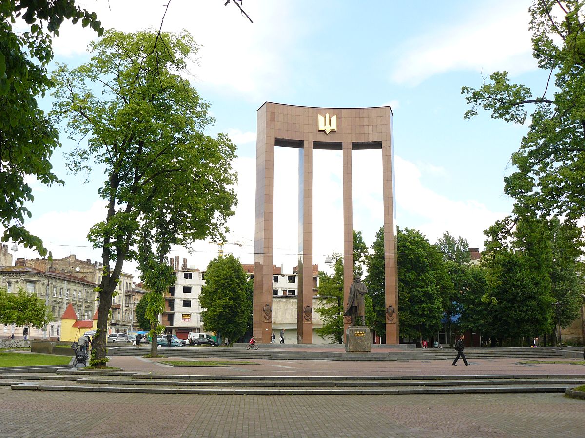 Stepana Bandery Monument. Stepana Banderystrasse, Lviv, Ukraine 16-05-2014.

Monument voor Stepana Bandery. Stepana Banderystraat, Lviv, Oekrane 16-05-2014.