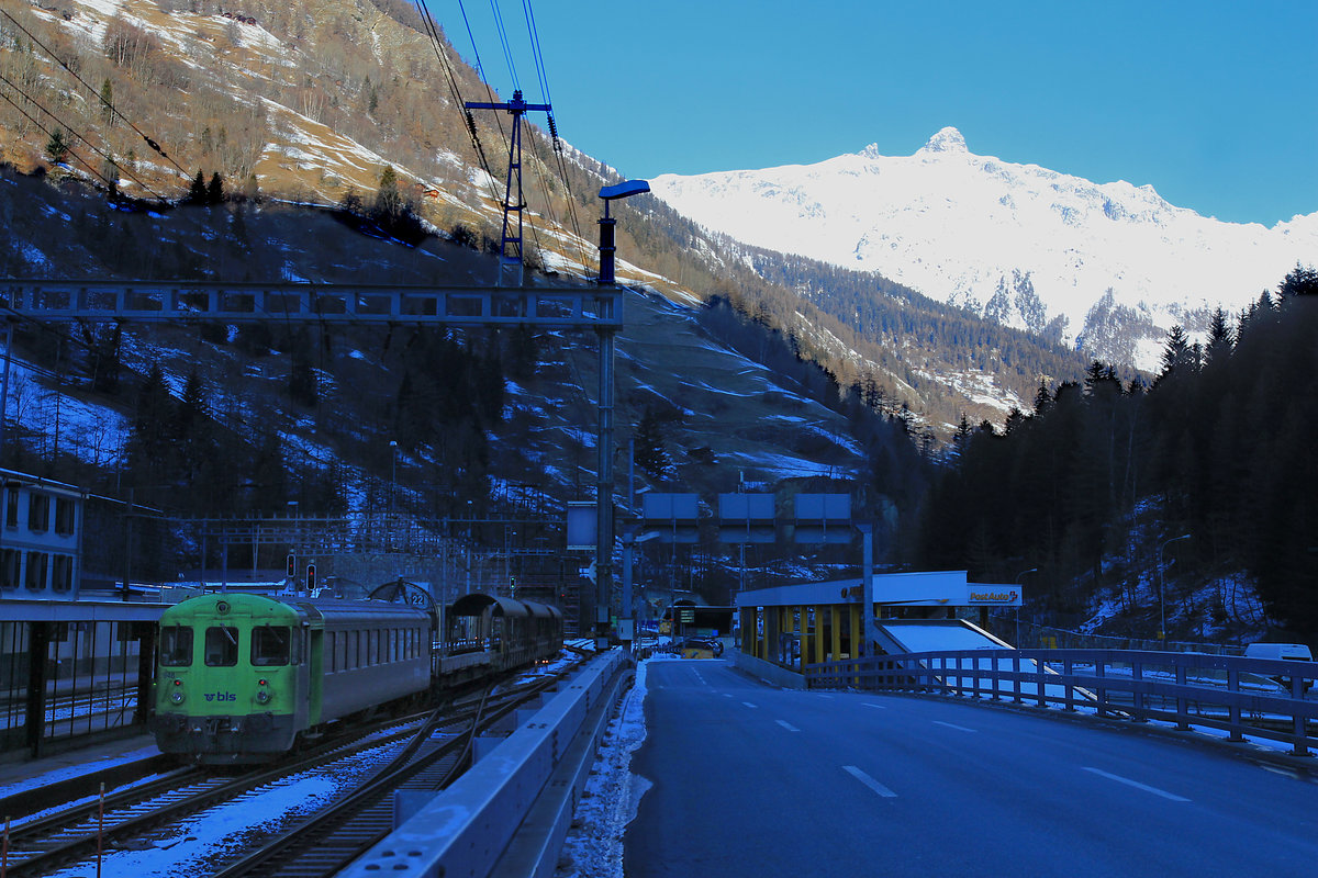 Steuerwagen der Autozüge durch den Lötschberg-Scheiteltunnel: BDt 50 85 80-35 948 (aus der Gruppe 946-949) in Goppenstein. Der Wagen gehört zur Serie Steuerwagen für die Regionalzüge der BLS, Baujahr 1963. 7.Januar 2021