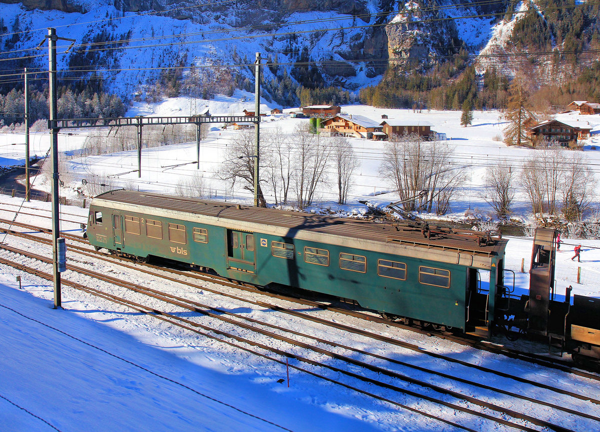 Steuerwagen der Autozüge durch den Lötschberg-Scheiteltunnel: Seitenblick auf den BDt 50 85 80-35 957 (Gruppe 956-959, Bj 1991) in Kandersteg. 7.Januar 2021 