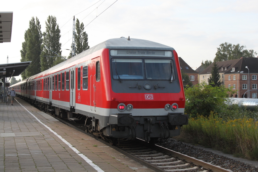 Steuerwagen der Bauart Wittenberge(Basis:y-Wagen/Halberstädter)als Kreuzfahrer am Morgen des 25.08.2017 im Haltepunkt Rostock-Holbeinplatz.