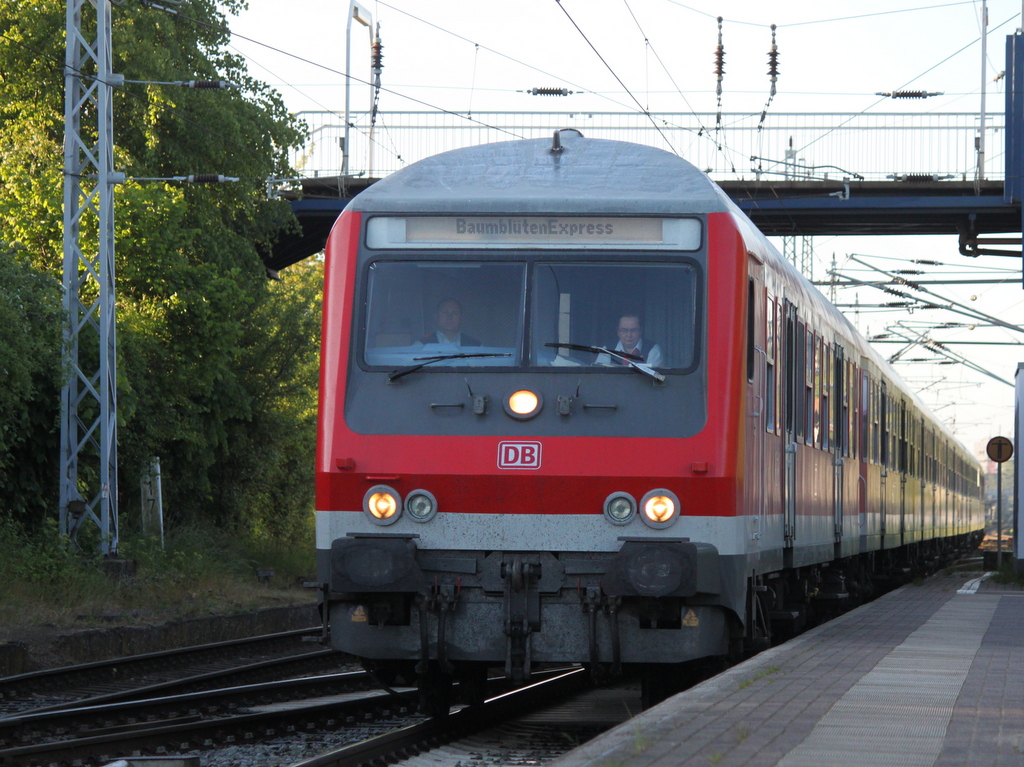 Steuerwagen der Bauart Wittenberge(Basis:y-Wagen/Halberstädter)als Kreuzfahrer-Leerzug von Rostock Hbf nach Warnemünde bei der Durchfahrt in Rostock-Bramow gegen 06:16 Uhr.25.05.2017