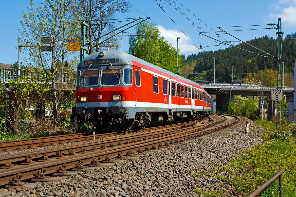 
Steuerwagen voraus erreicht gleich (19.04.2014) der RE 9 (rsx - Rhein-Sieg-Express) Siegen - Köln - Aachen den Bahnhof Betzdorf/Sieg. 

Hier ist es der 2. Klasse Karlsruher-Steuerwagen  ex Silberling (n-Wagen) D-DB 50 80 82 - 34 317 - 1 Bnrdzf 477.6.
Diese Wagen sind für eine Höchstgeschwindigkeit von 140 km/h zugelassen.