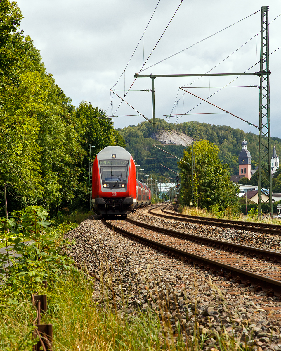 Steuerwagen voraus und geschoben von der 146 001 hat der RE 9 (rsx - Rhein-Sieg-Express) Siegen - Köln – Aachen am 26.08.2021 den Bahnhof Wissen (Sieg) verlassen und fährt weiter in Richtung Köln.