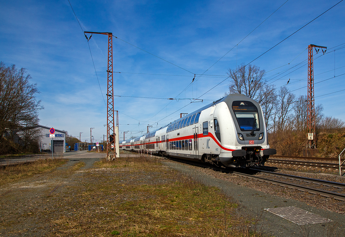 Steuerwagen voraus, geschoben von der 147 576 (91 80 6147 576-3 D-DB – IC 4903), fährt am 11.04.2022 der IC 2229 / RE 34 (Dortmund Hbf - Siegen Hbf – Frankfurt a. Main Hbf) durch den Hp Rudersdorf (Kr. Siegen) in Richtung Frankfurt. 

Nochmals eine lieben Gruß an den netten grüßenden Lokführer zurück.
