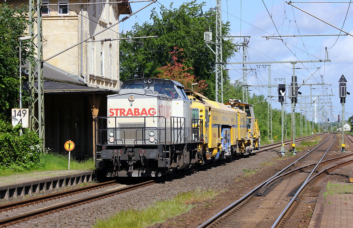 STRABAG 1 203 841-2(ex DR 202 841) brummt hier mit dem STRABAG  Tauberexpress  Stopfexpress 09-3X(99 80 9121 003-4/97 40 71 511 17-0)am heutige Sonntagmorgen durch Jübek bei Schleswig. 07.06.2015