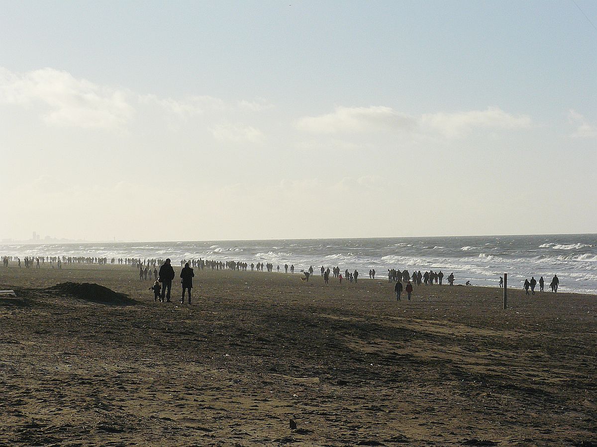 Strand Noordwijk, 29-10-2013.

Wandelaars op het strand in Noordwijk, 29-10-2013.