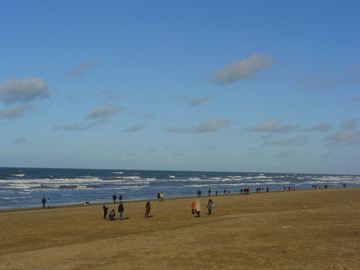 Strand Noordwijk, 29-10-2013.

Wandelaars op het strand in Noordwijk, 29-10-2013.