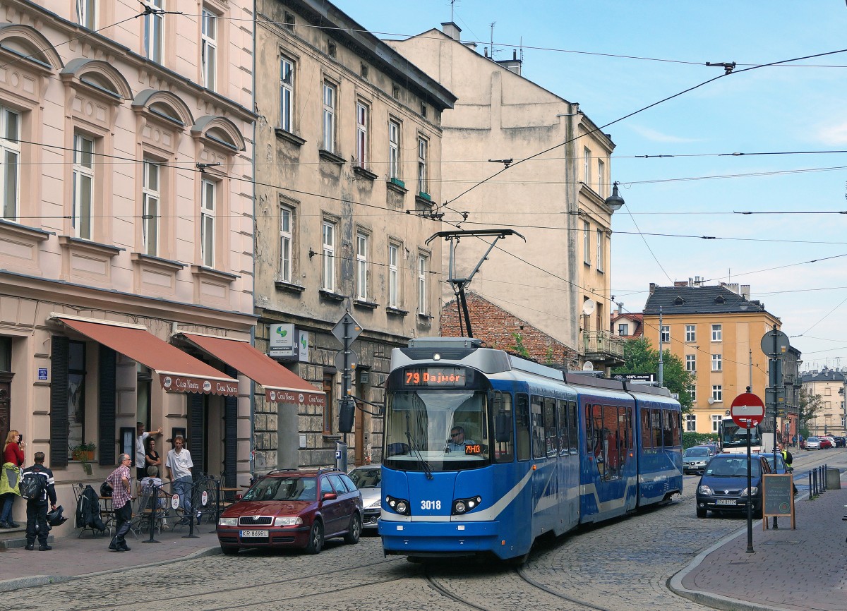 STRASSENBAHNBETRIEBE IN POLEN Strassenbahn KRAKAU Auf dem Strassenbahnnetz sind auch Gebrauchtwagen aus Wien, Düsseldorf und Nürnberg zu sehen. An einigen Fahrzeugen wurden gar noch Umbauten vorgenommen. Motorwagen 3018 aufgenommen am 13. August 2014. Foto: Walter Ruetsch