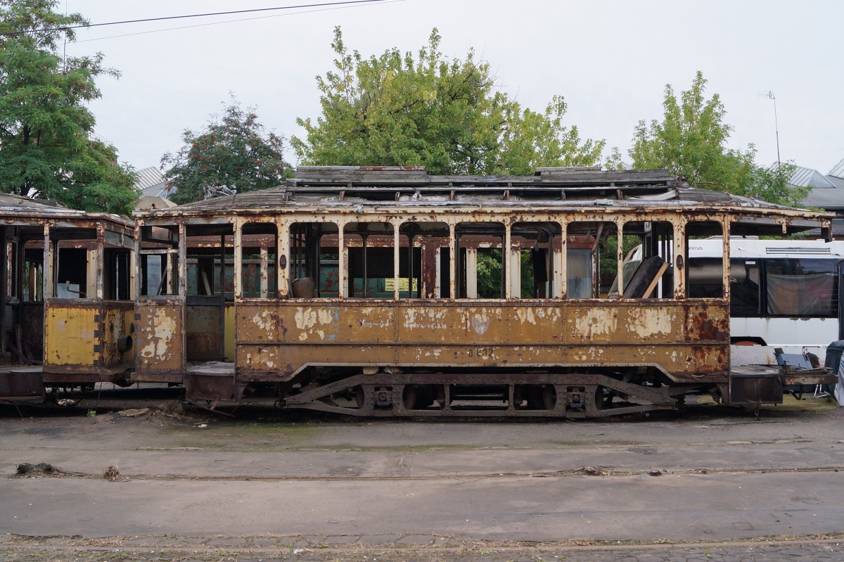 STRASSENBAHNBETRIEBE IN POLEN
Historische Strassenbahn in BRESLAU
Die am 19. August 2014 in Breslau per Zufall entdeckten Strassenbahnen warten im Freien abgestellt auf die Aufarbeitung. Auf die Breslauer Strassenbahnfreunde wartet somit noch viel Arbeit.  
Foto: Walter Ruetsch