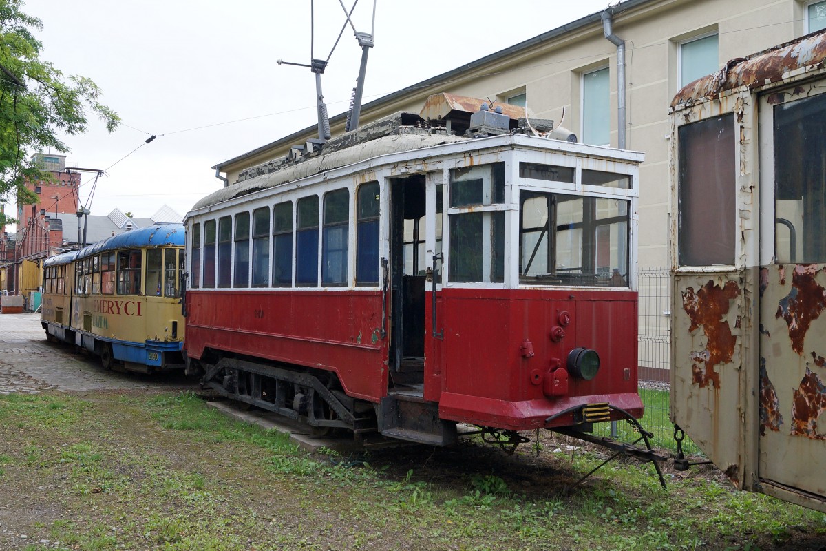 STRASSENBAHNBETRIEBE IN POLEN
Historische Strassenbahn in BRESLAU
Die am 19. August 2014 in Breslau per Zufall entdeckten Strassenbahnen warten im Freien abgestellt auf die Aufarbeitung. Auf die Breslauer Strassenbahnfreunde wartet somit noch viel Arbeit.  
Foto: Walter Ruetsch