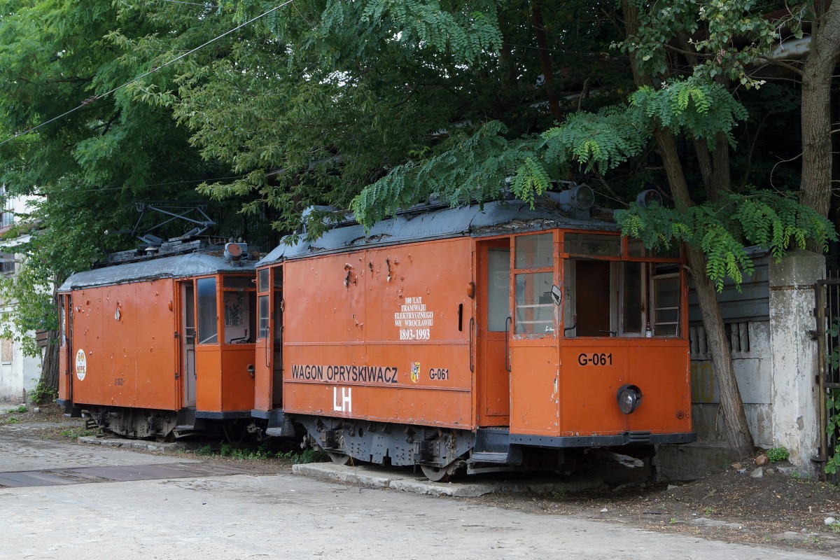 STRASSENBAHNBETRIEBE IN POLEN
Historische Strassenbahnen BRESLAU
Die Arbeitstriebwagen G-061 und G-063 warten auf eine Aufarbeitung. Die Aufnahme ist am 19. August 2014 entstanden bei einer alten Tramremise.  
Foto: Walter Ruetsch