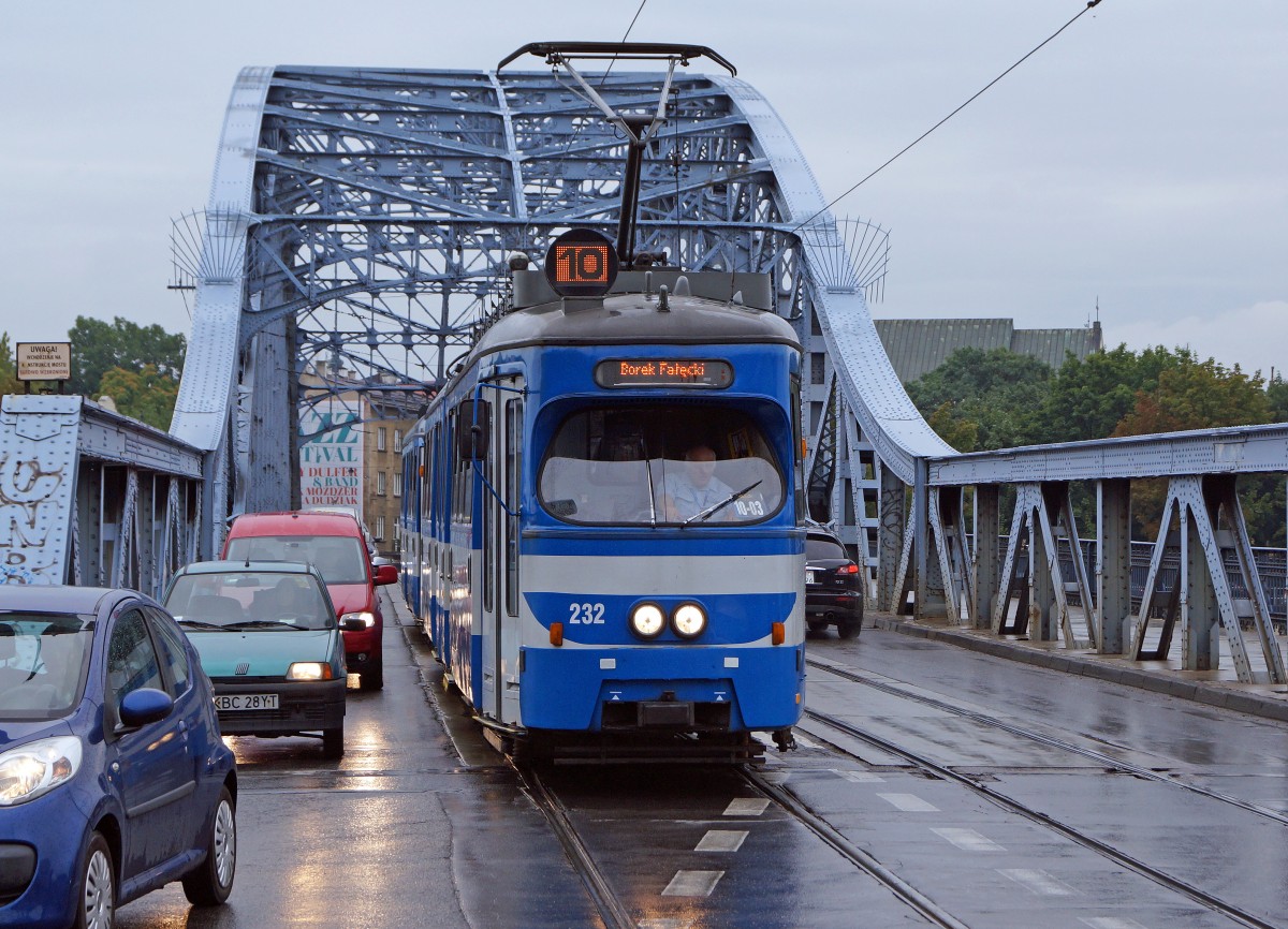 STRASSENBAHNBETRIEBE IN POLEN
Strassenbahn KRAKAU
Auf dem Strassenbahnnetz sind auch Gebrauchtwagen aus Wien, Düsseldorf und Nürnberg zu sehen. An einigen Fahrzeugen wurden gar noch Umbauten vorgenommen. Motorwagen 232 mit Beiwagen aufgenommen am 13. August 2014.  
Foto: Walter Ruetsch 